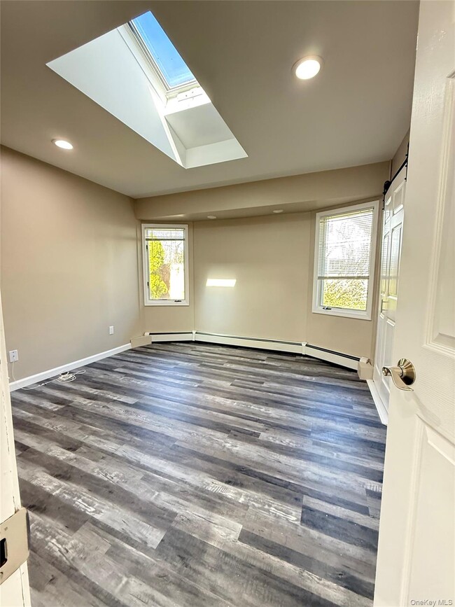 Building Photo - 102 Sycamore Cir