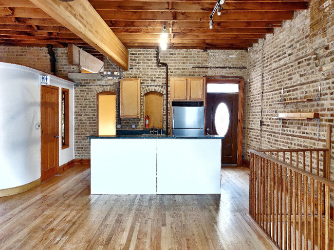 Building Photo - 832 N Hermitage Ave