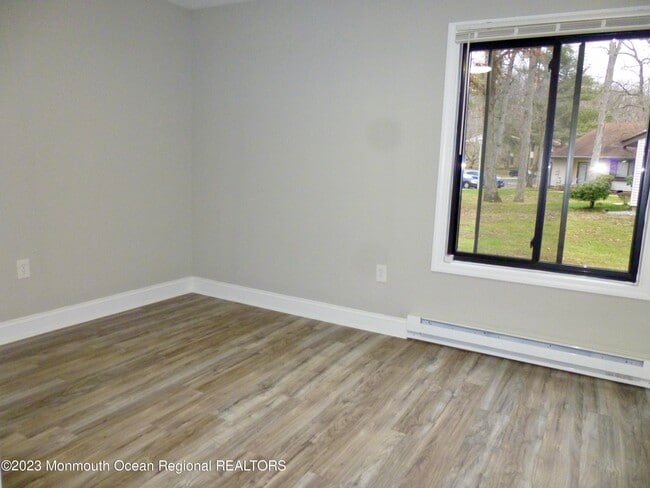 Building Photo - 127 Amberly Dr