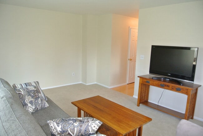 Building Photo - 1080 Fairway Ct