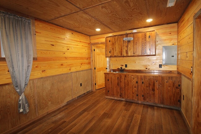 Building Photo - 900 Race Track Rd