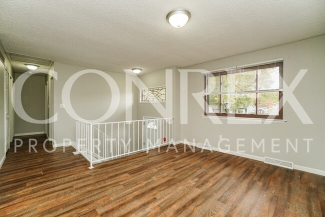 Building Photo - Fabulous 4 Bedroom