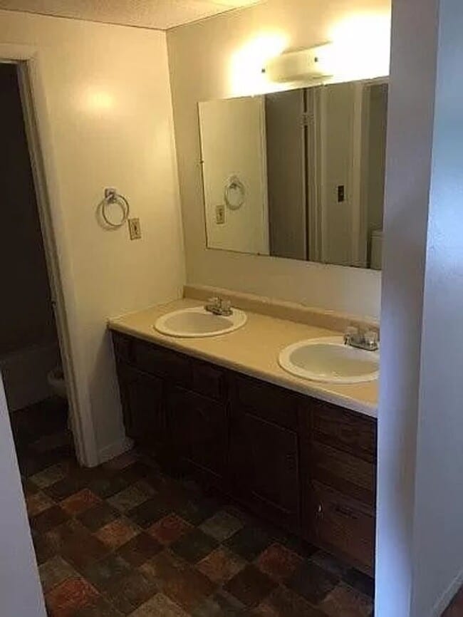 Building Photo - 441/443 Overhill Street