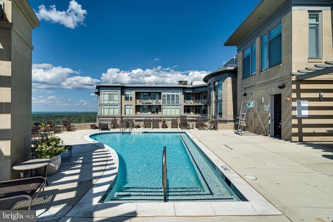 Building Photo - 8220 Crestwood Heights Dr