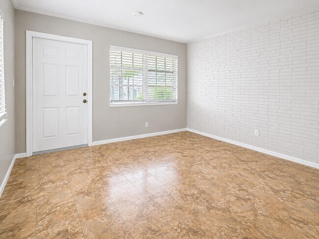 Building Photo - 2120 NE 41st St