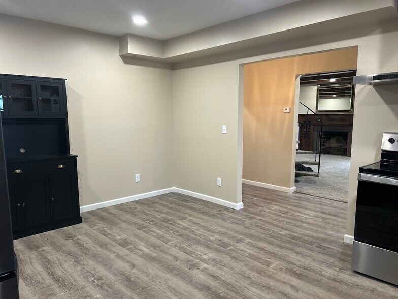 Kitchen - 547 N Broadway St