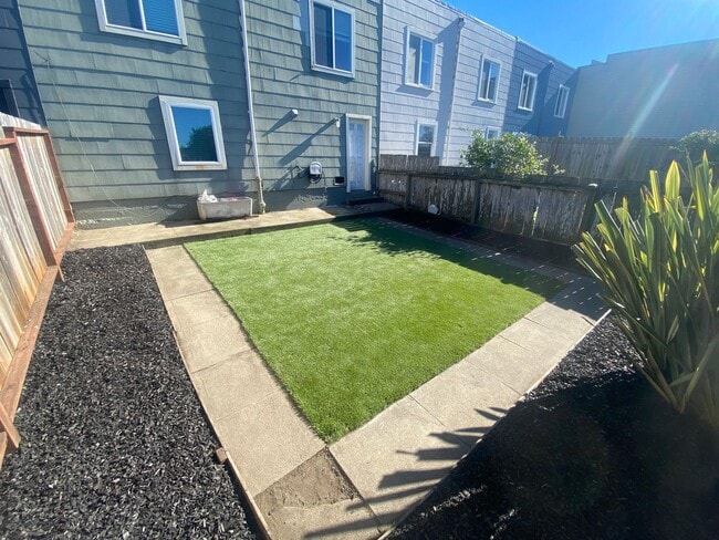 Building Photo - Stunning Redesigned Coastal San Francisco Residence with Modern Finishes/ 3 Bedroom & 1 Bathroom/...