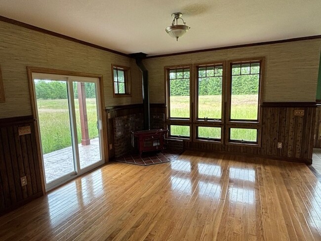 Building Photo - Stunning 3-Bed, 2.5-Bath Country Home on 3...