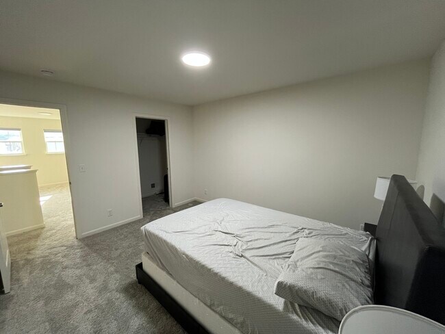 Building Photo - 356 S Pointe Ave