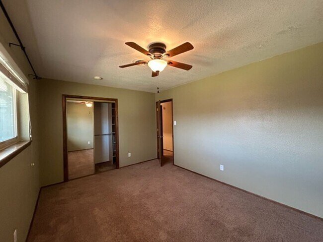 Building Photo - Large and Spacious 3 Bed Home! Mesa & Zia School District!