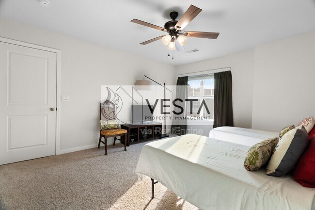 Building Photo - 575 Country Oak Dr