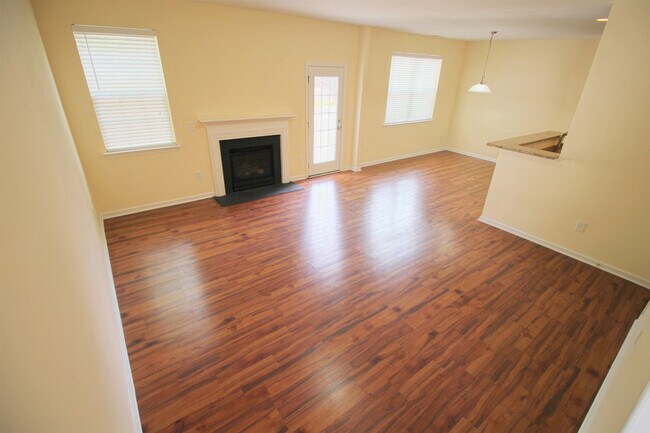 Building Photo - 3 Bedroom/2.5 Bath Home with Fenced-in Back Yard! Pet Friendly