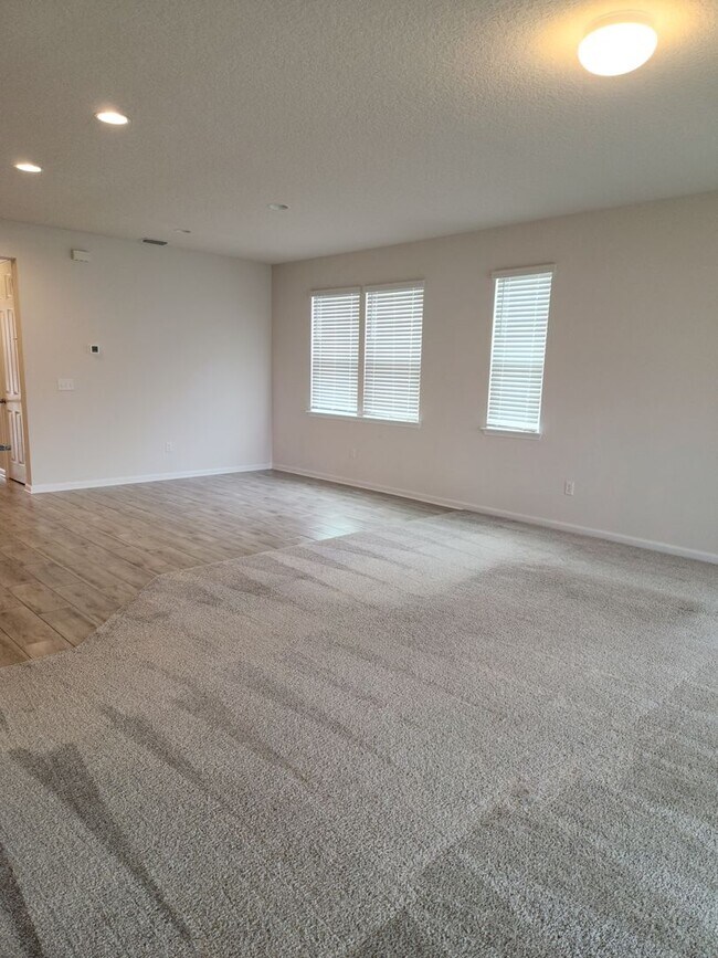 Building Photo - Perfect size, perfect location!