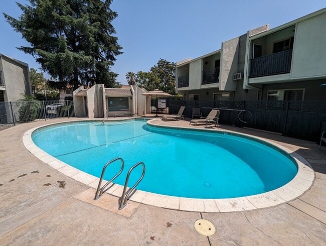 Building Photo - 2 bedroom, 1.5 bathroom Townhome in El Cajon