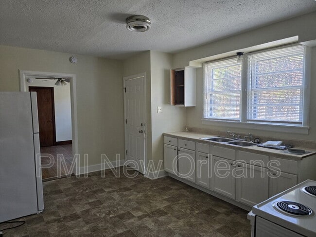 Building Photo - 3022 Serantine St