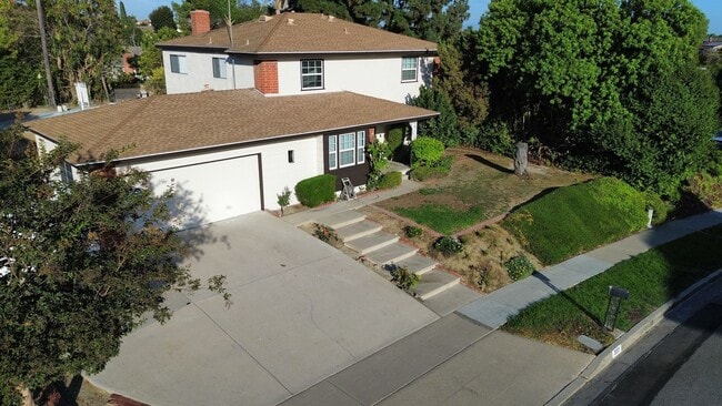 Building Photo - Beautiful 5BR/4BA Home with Large Yard & P...