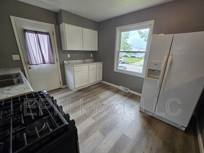 Building Photo - 1242 Edgewood Dr