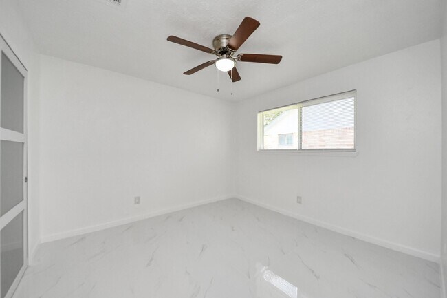 Building Photo - 22810 Deville Dr