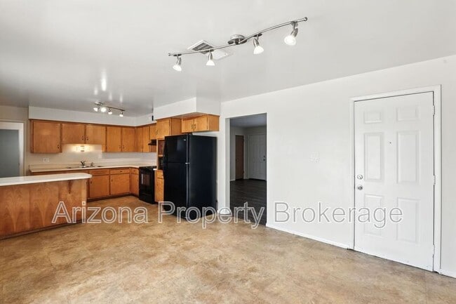 Building Photo - 429 N Saguaro