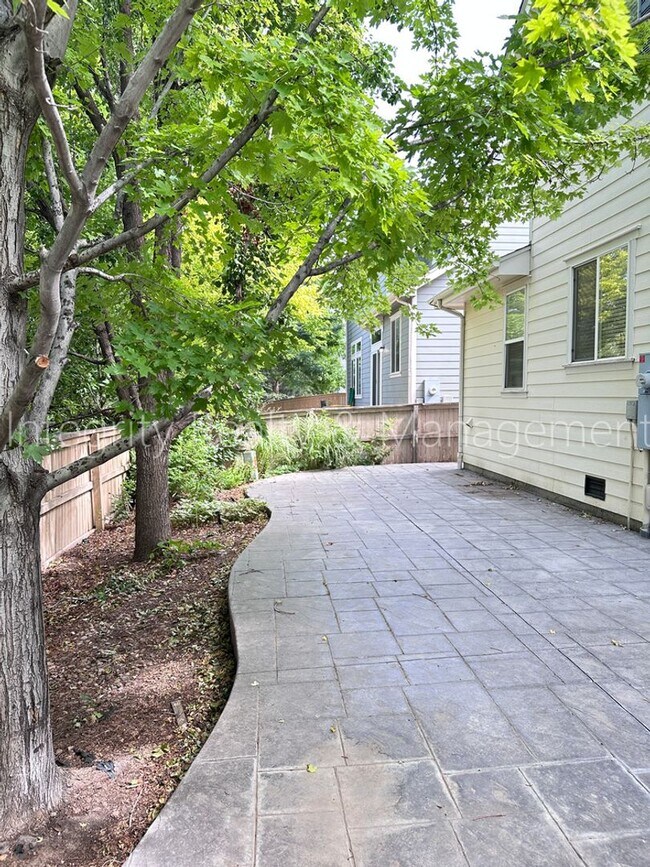 Building Photo - 10644 Wildhurst Cir