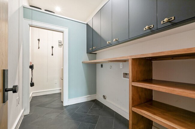 Building Photo - LUXURY TOWNHOME IN LONE STAR DISTRICT