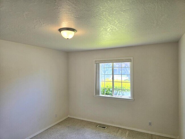 Building Photo - 1728 W Greenhead Dr