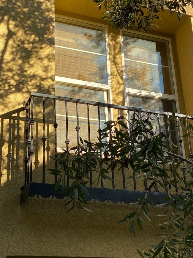 Building Photo - 3 bedroom/Patio 2 story, attached garage Great Access to the I215.