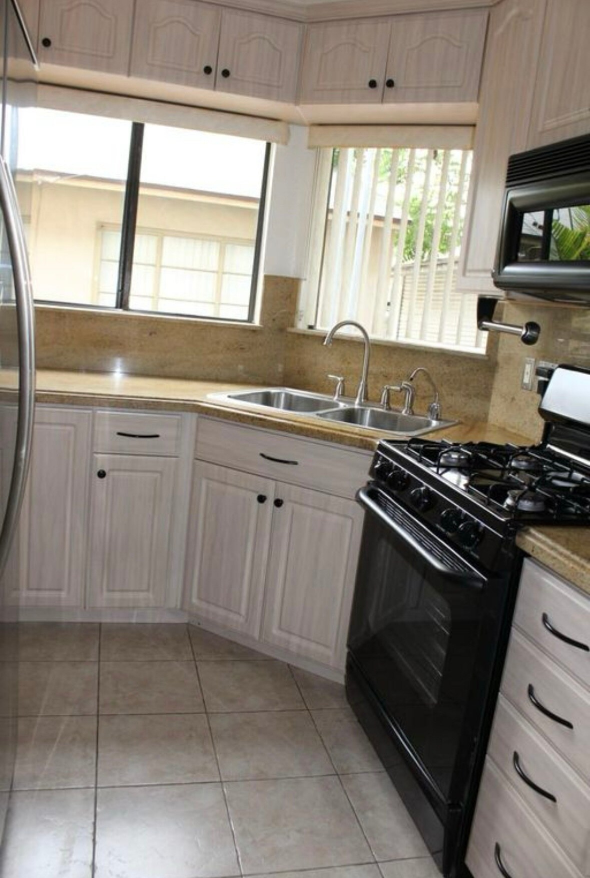 Kitchen - 431 W Lexington Dr