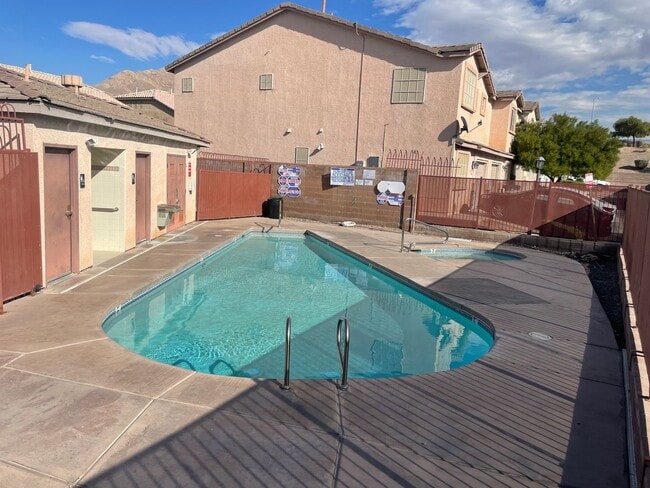Building Photo - Nice, upgraded Town Home 3br, 3bath, 2cg.