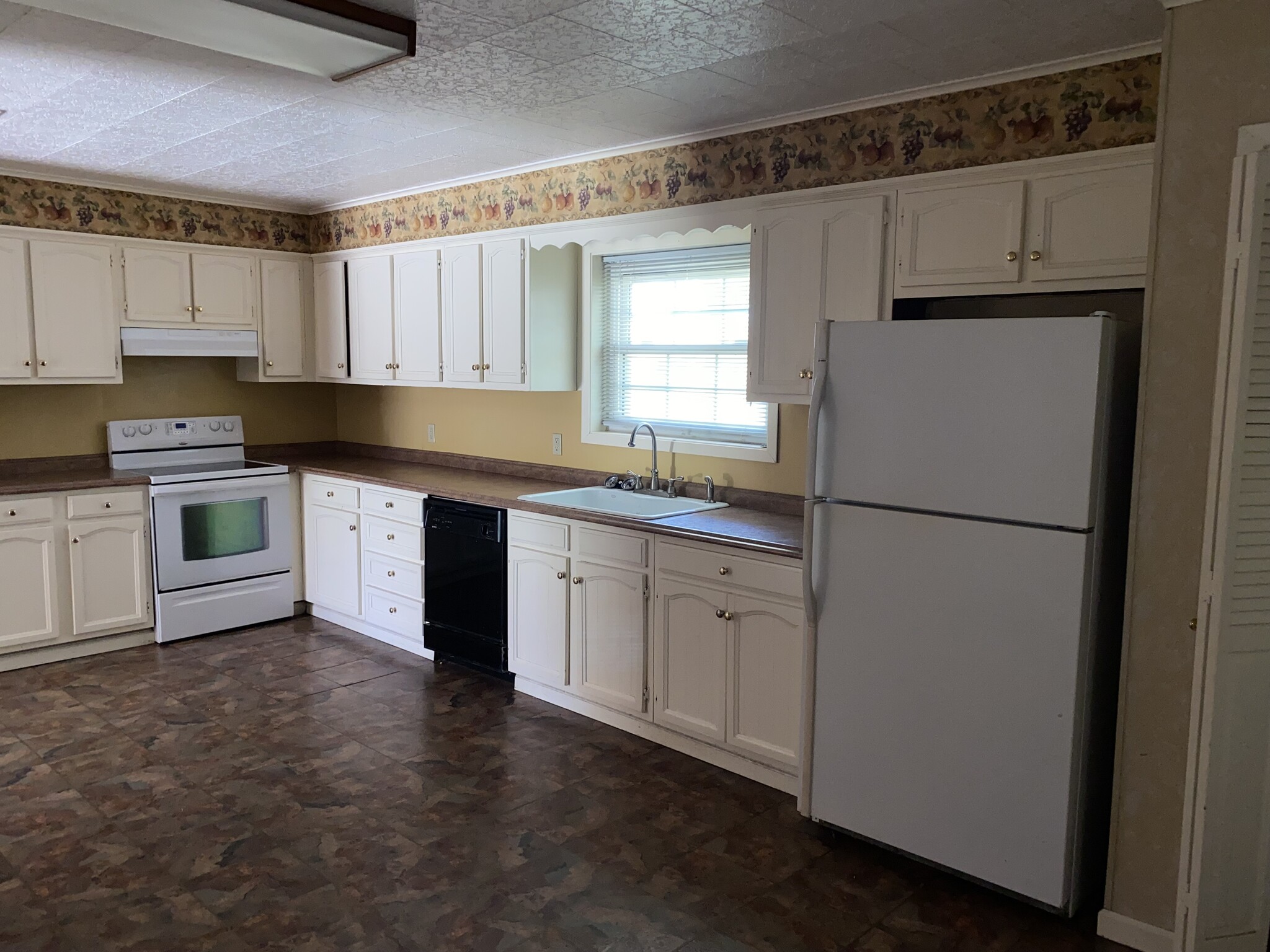 Kitchen with stove, dishwasher and fridge - 606 Comfort Ln