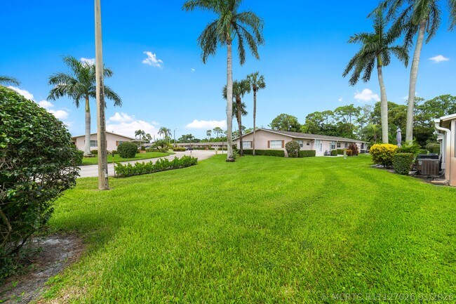 Building Photo - 2567 Dudley Dr E