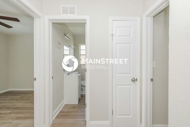 Building Photo - 3 Bedroom Pet-Friendly Home in Tampa, FL with Main Street Renewal