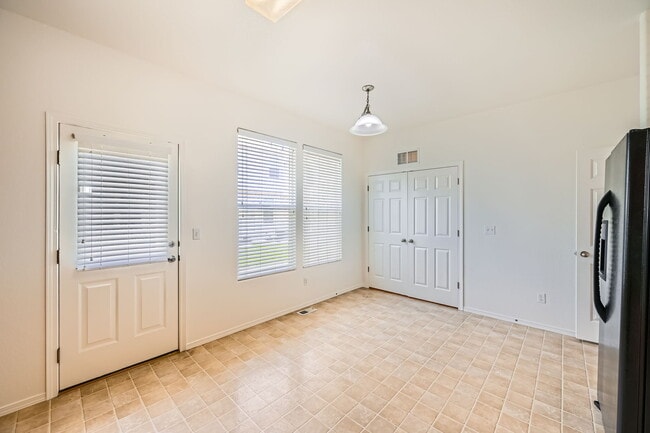 Building Photo - Fountain Townhome