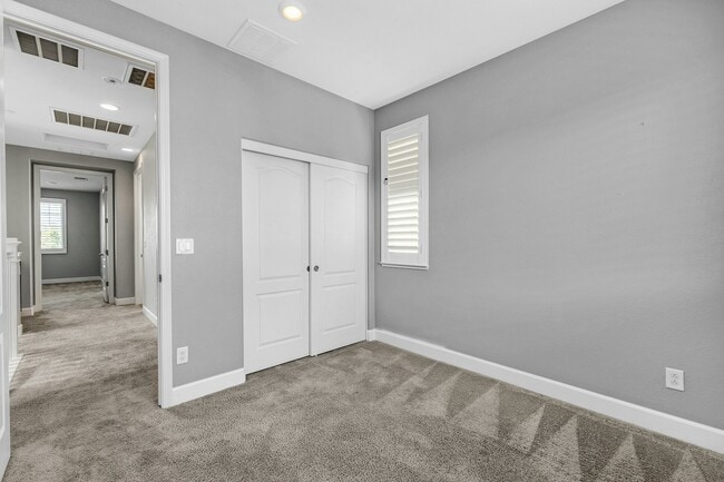 Building Photo - 210 Stratus Common