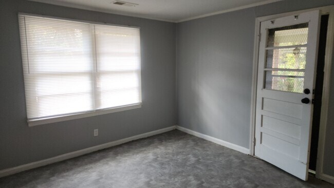 Building Photo - 817 Perry Dr