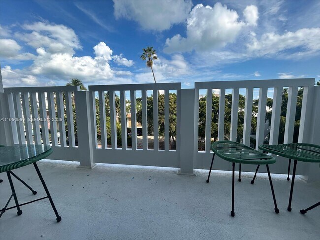 Building Photo - 910 Michigan Ave