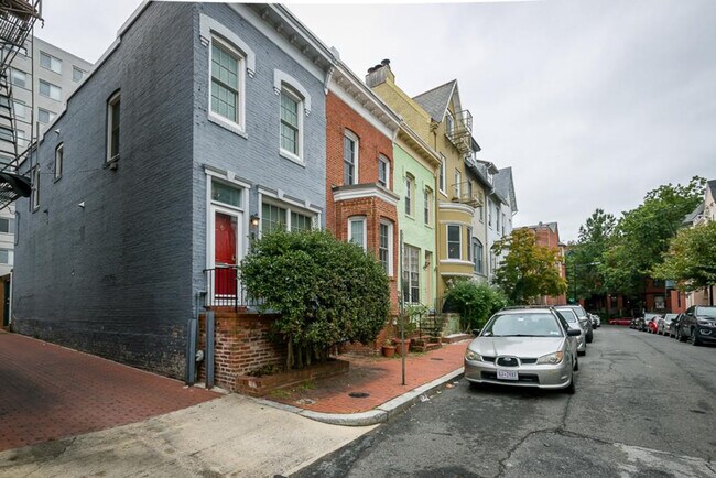 Building Photo - 1421 Hopkins St NW