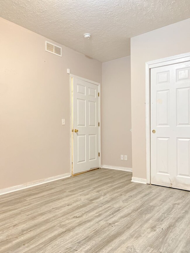 Building Photo - Stunning 5 bedroom, 2 bathroom house!