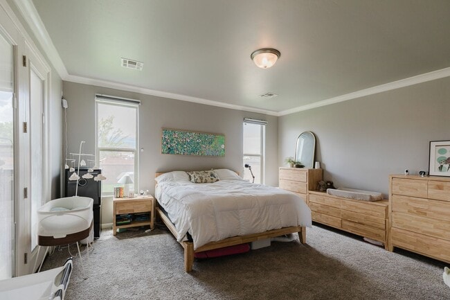 Building Photo - Modern 5 Bedroom Home with Solar Panels - MOVE IN SPECIAL: FIRST MONTH FREE!