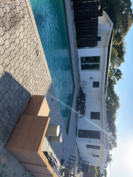 Building Photo - 305 NE 27th St