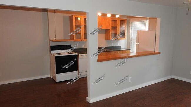 Building Photo - Charming 2 bedroom and 1 bath top-floor duplex located on Holmes St Kansas City, MO