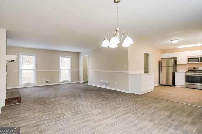 Building Photo - 2440 Hillboro Cir S W