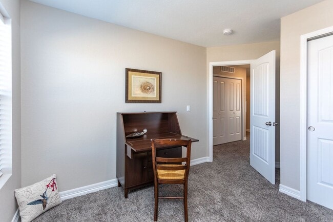 Building Photo - Stylish 3-Bedroom Townhome with Fireplace, Modern Kitchen & Spacious Layout!