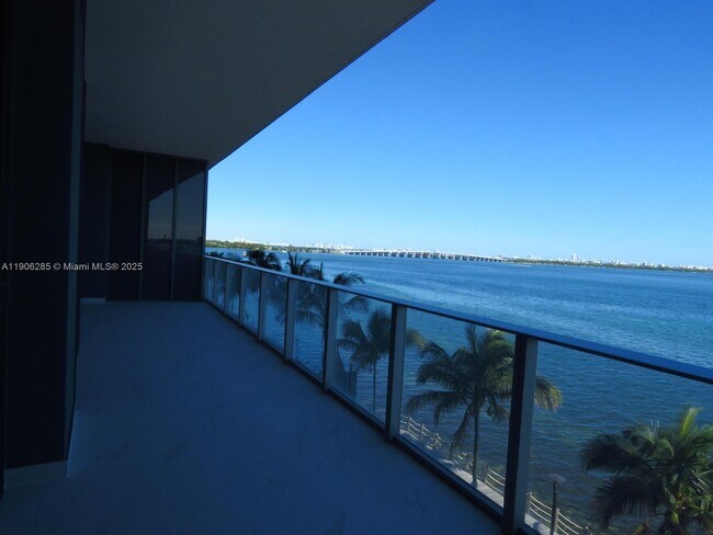 Primary Photo - 700 NE 24th St