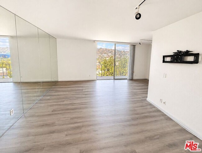 Building Photo - 100 S Doheny Dr