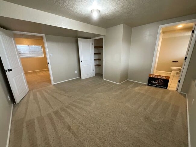 Building Photo - 5 bedroom 3 bath Home 2 car garage- Small dog friendly