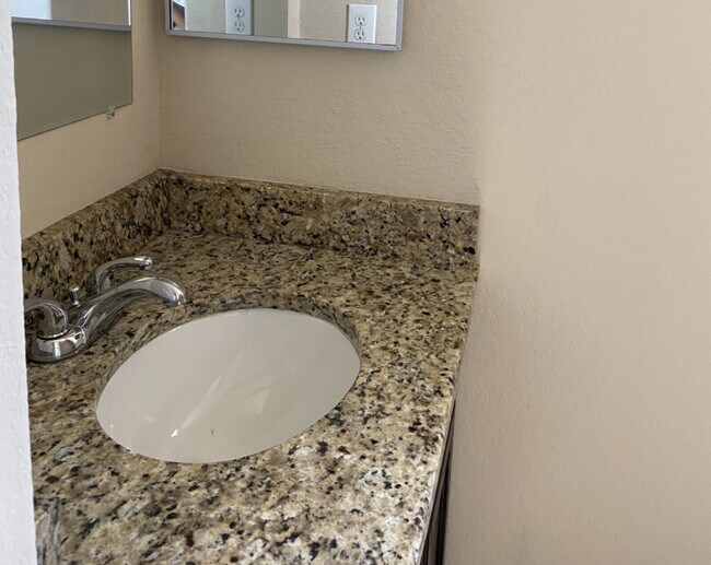 Building Photo - "Spacious 3-Bed Condo with Granite Countertops & 2.5 Baths in Prime San Antonio Location!"