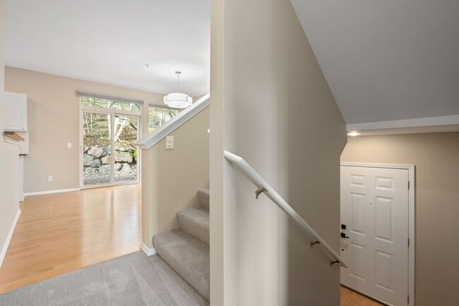 Building Photo - AIR CONDITIONED Townhome in Beautiful Summ...