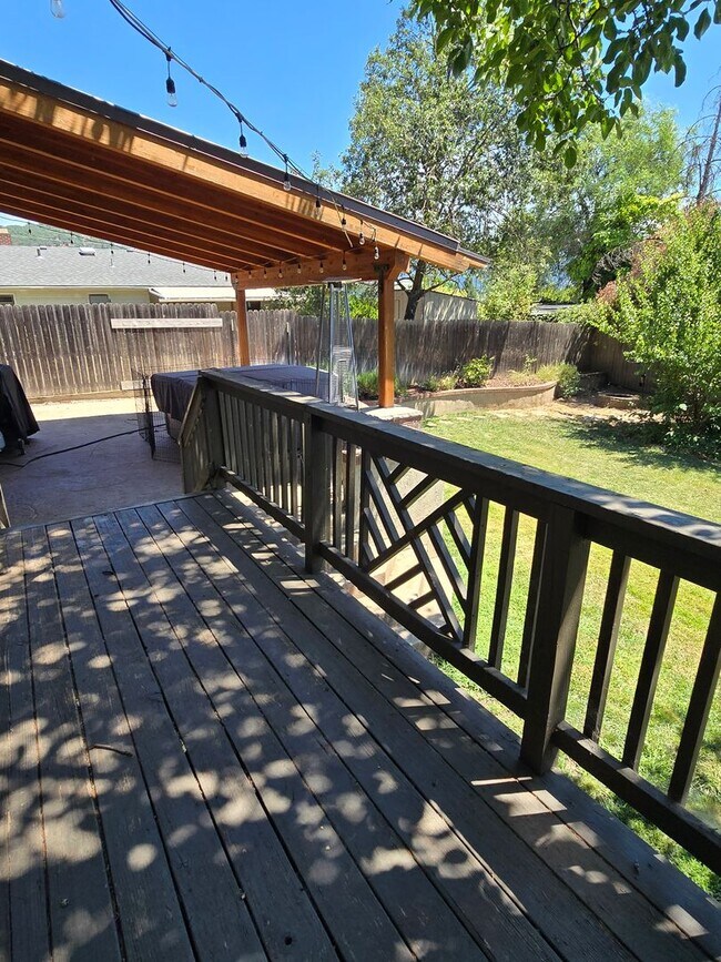 Building Photo - 3 bed 2.5 bath  Home for Rent in Grants Pass