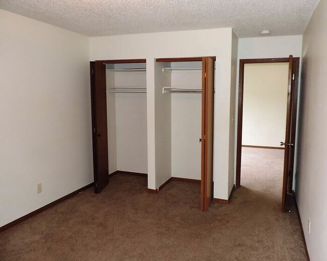 Building Photo - $1,195 | 3 Bedroom, 1 Bathroom 2nd Floor A...